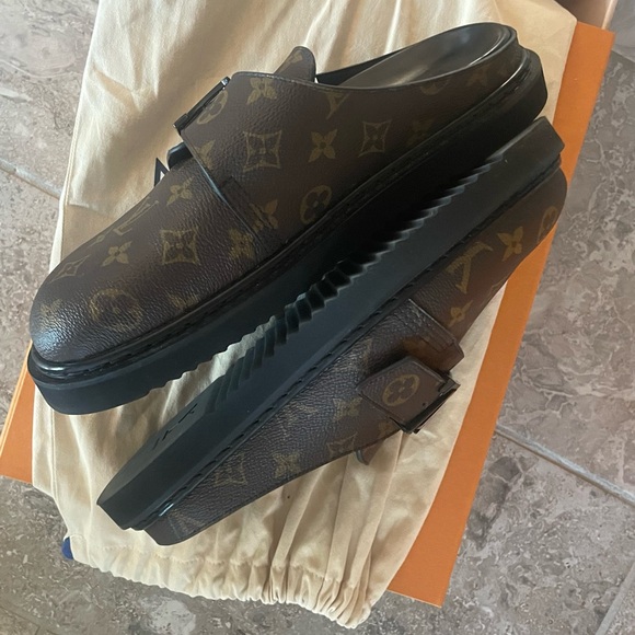 Men’s Louis Vuitton Size 8 Slides - Picture 6 of 12